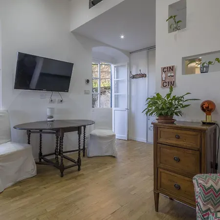 Apartment Cozy Nest With Parking, *